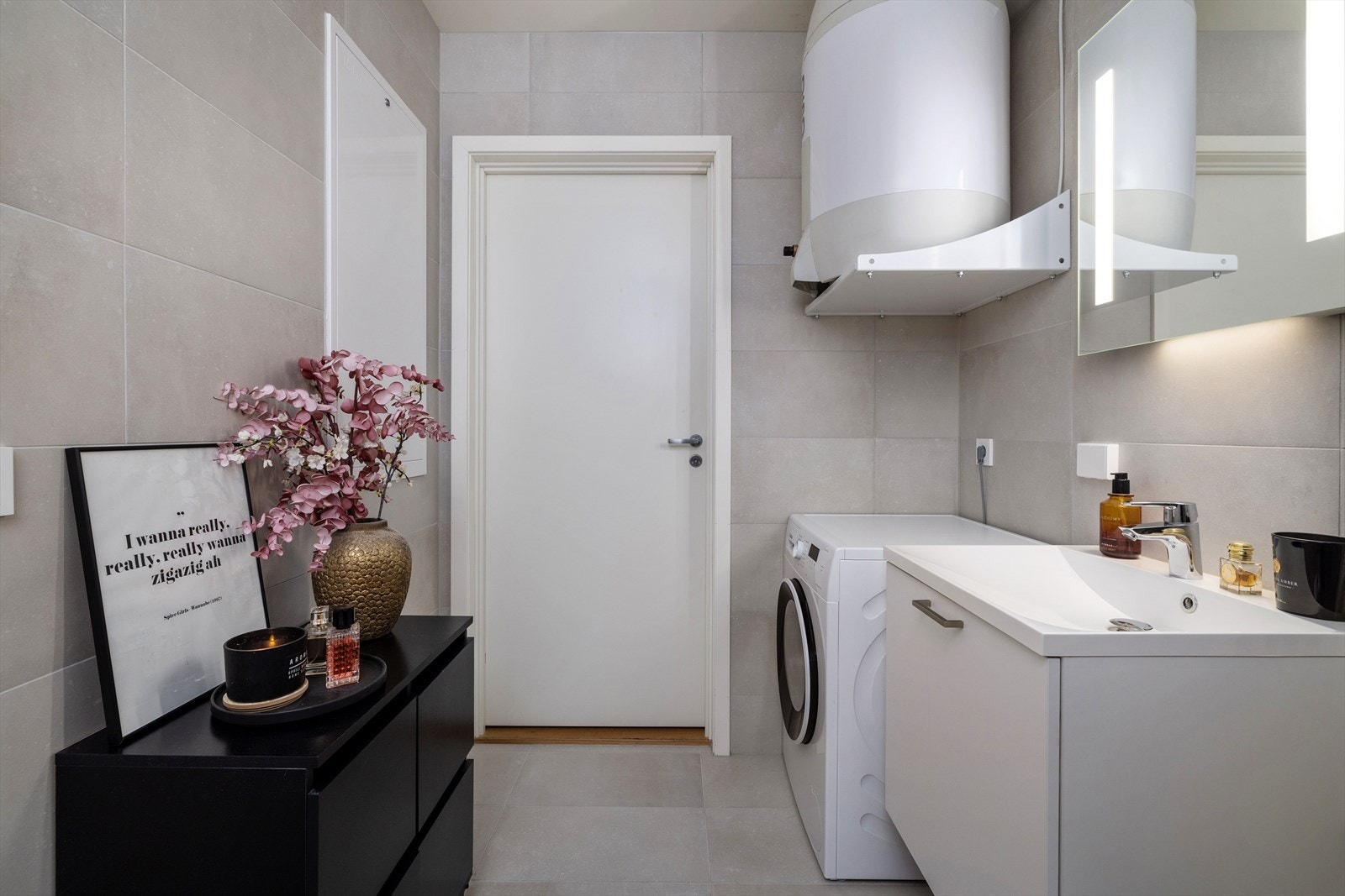 Helfliset bad med gulvvarme og opplegg for vaskemaskin. Galleribilde