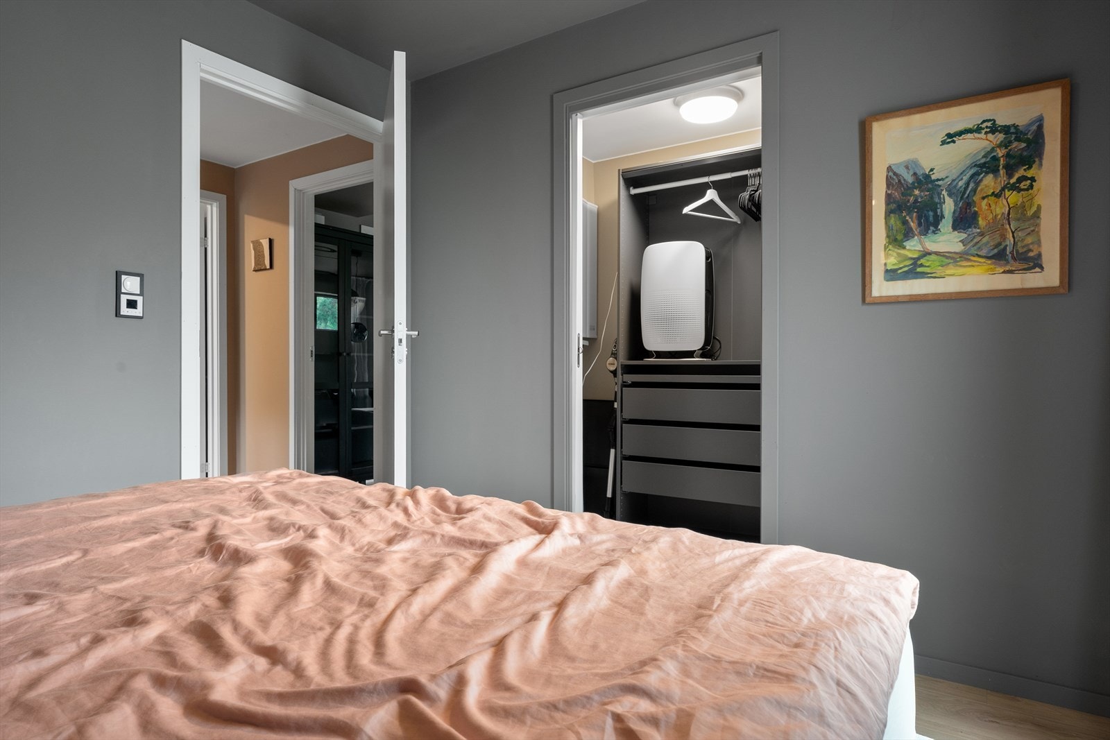 Hovedsoverommet har stor garderobe Galleribilde