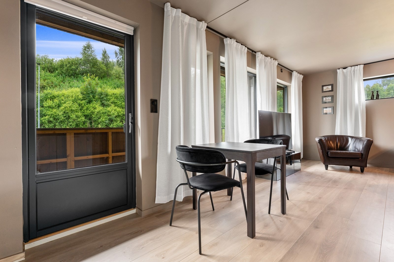 Fra stuen er det utgang til romslig terrasse Galleribilde