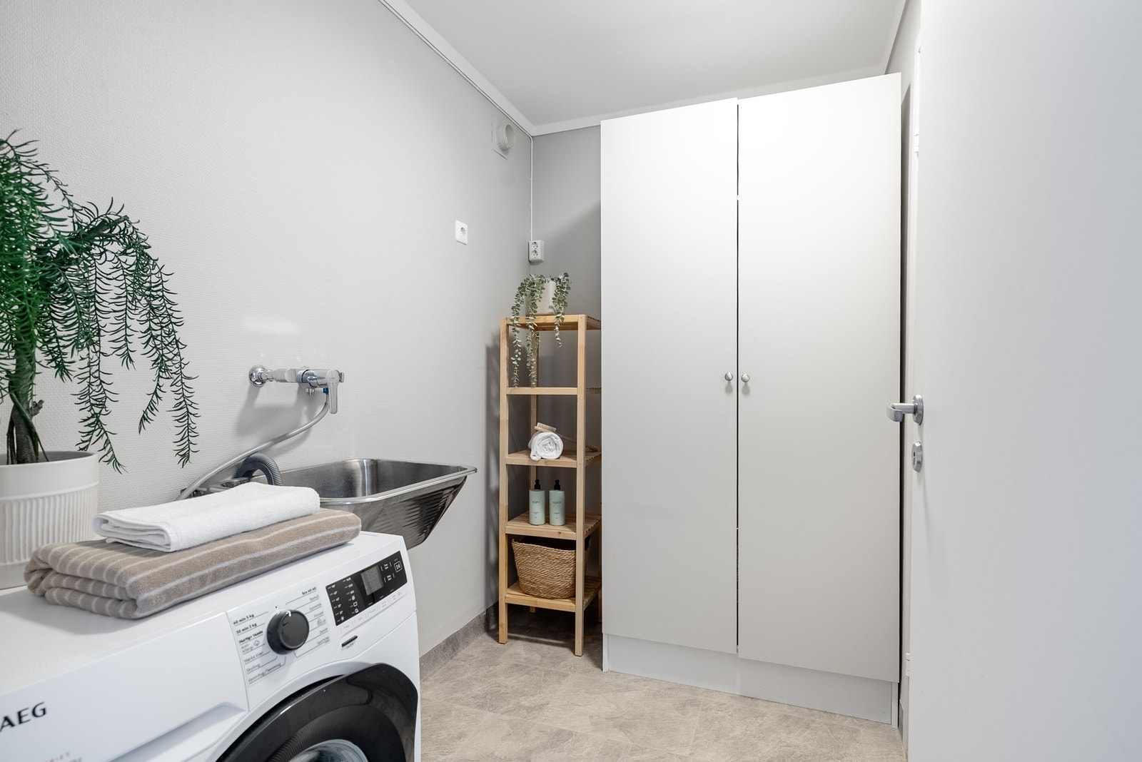 Godt utnyttet vaskerom med rikelig oppbevaringsplass og plass til det du trenger Galleribilde