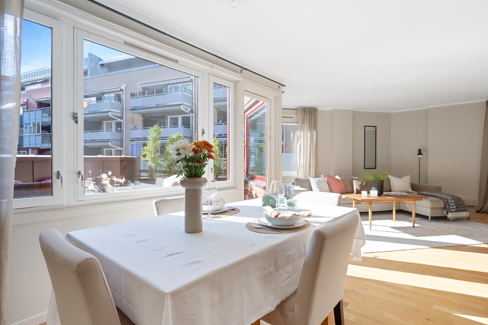 Langs vinduene ved kjøkkenet får du en naturlig spiseplass, perfekt for hyggelige middager med familie og venner Galleribilde