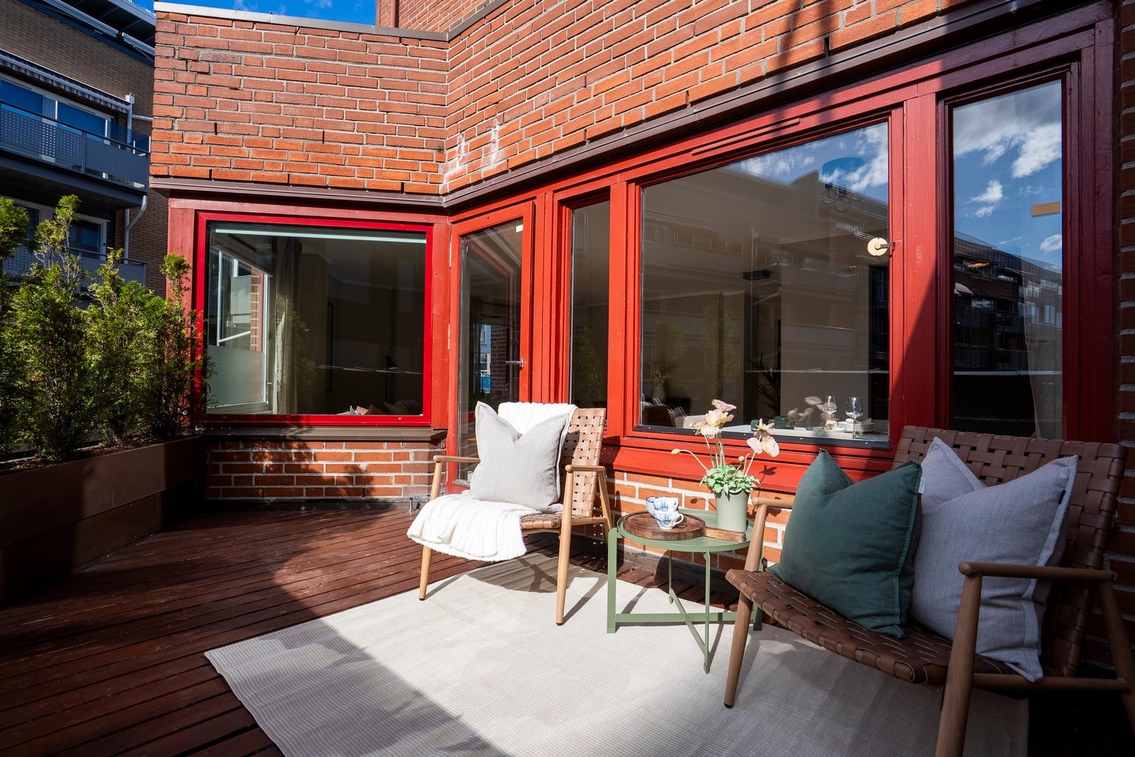 Fra stuen har du direkte utgang til en hyggelig uteplass på 10 m² - perfekt for en rolig kaffestund eller litt frisk luft Galleribilde