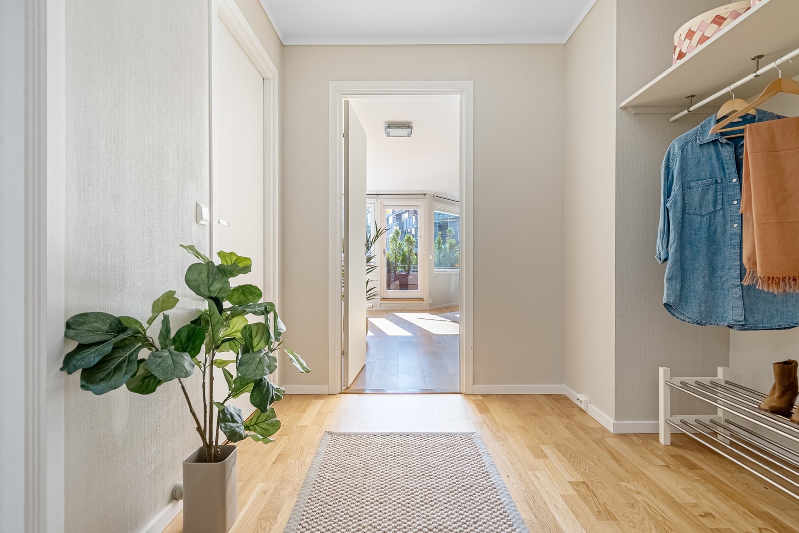 Den lyse og åpne entréen gir et godt førsteinntrykk, med en fin siktlinje som leder blikket direkte mot stuen Galleribilde