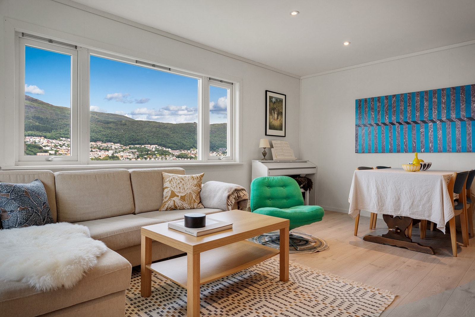 Stuen har plass til en romslig sofakrok, samt en hyggelig spisegruppe. Galleribilde