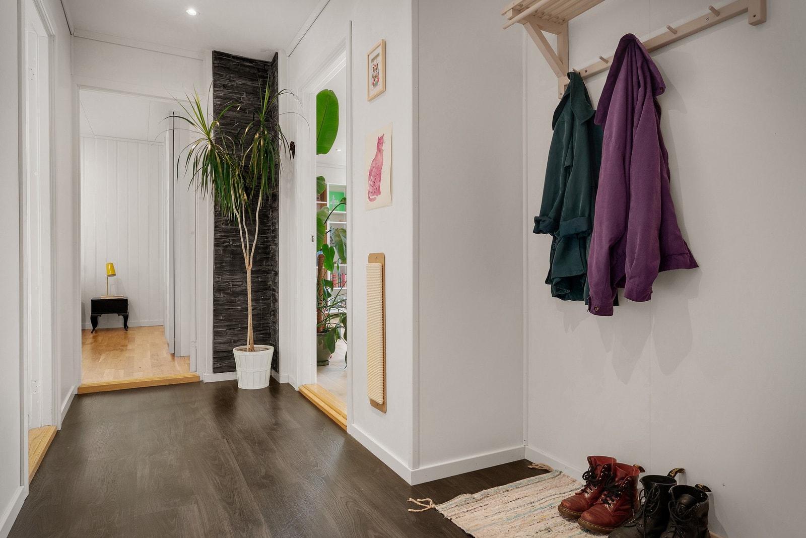 Du blir ønsket velkommen inn i en romslig entré med plass til garderobeløsning. Galleribilde