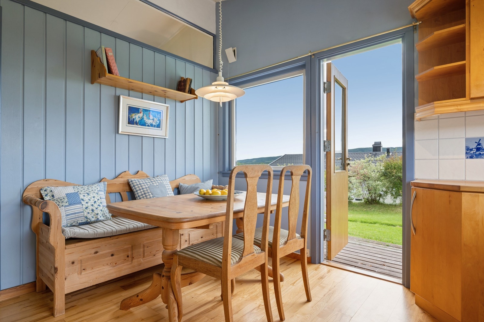 Fra kjøkkenet er det også utgang til solrik terrasse og hage. Galleribilde