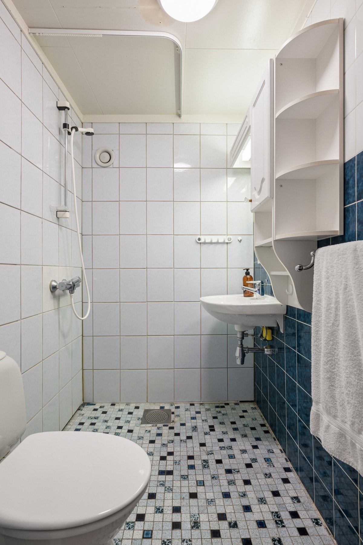 Badet i øverste etasje er fra byggeåret 1975/76 og har en enkel, eldre standard. Galleribilde
