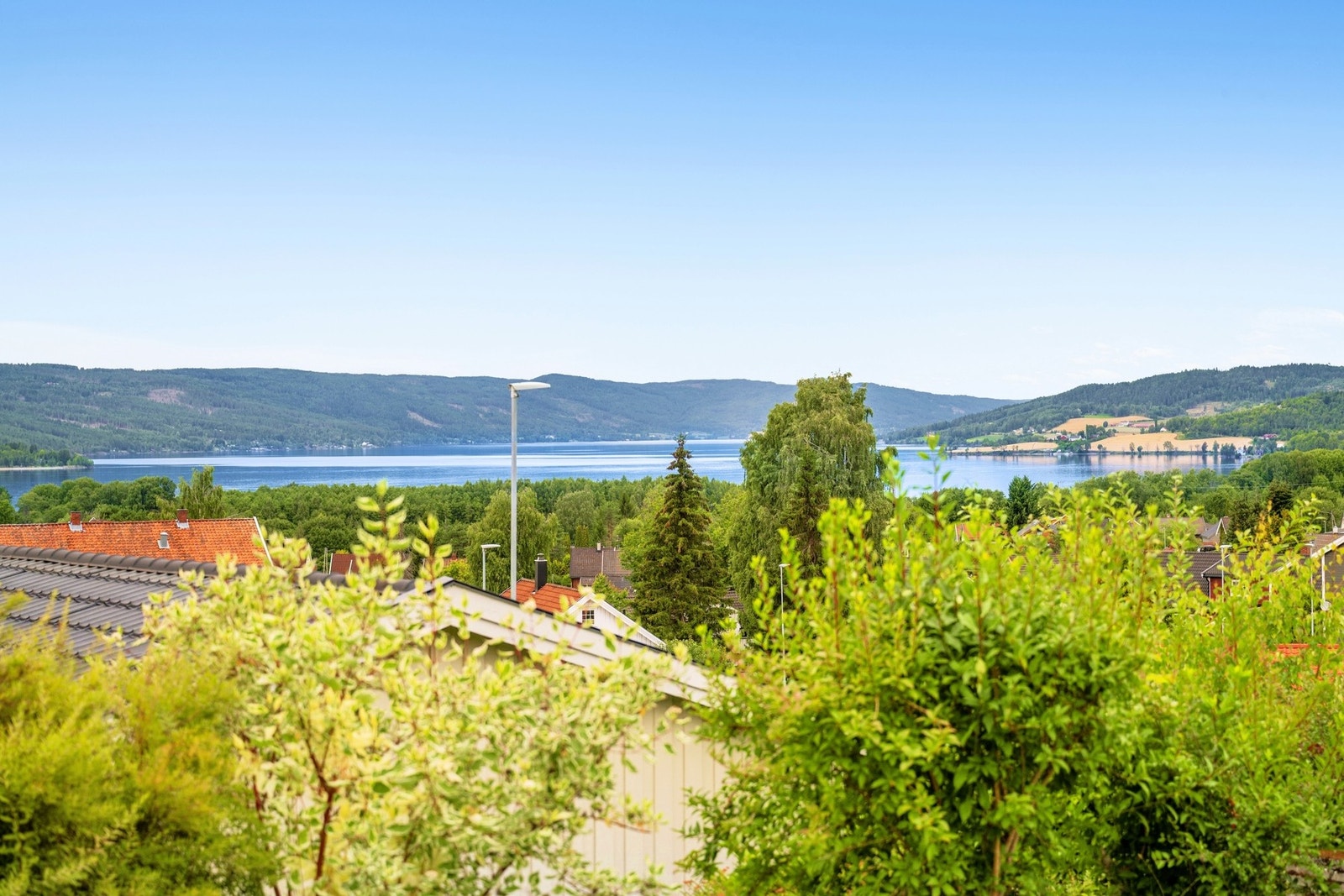 Randsfjorden ligger i nærheten og gir gode muligheter for bading, båtliv og rekreasjon. Galleribilde