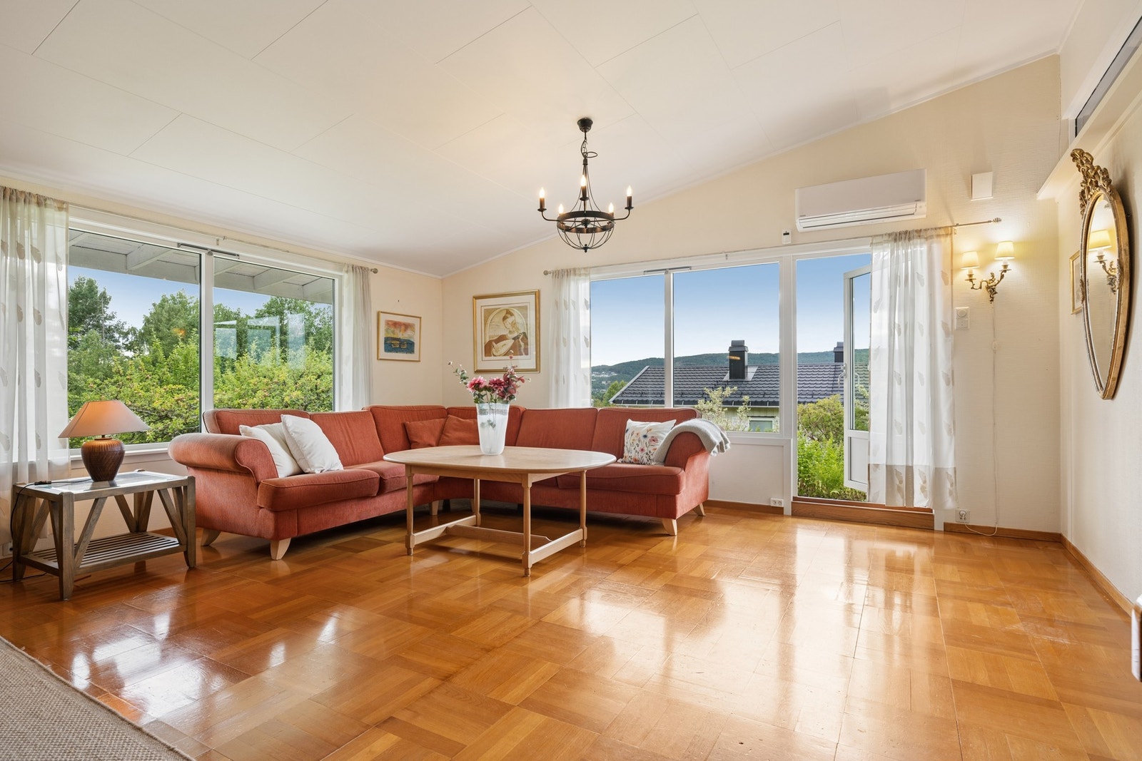 Fra stuen er det også utgang til boligens solrike terrasse og hage. Galleribilde