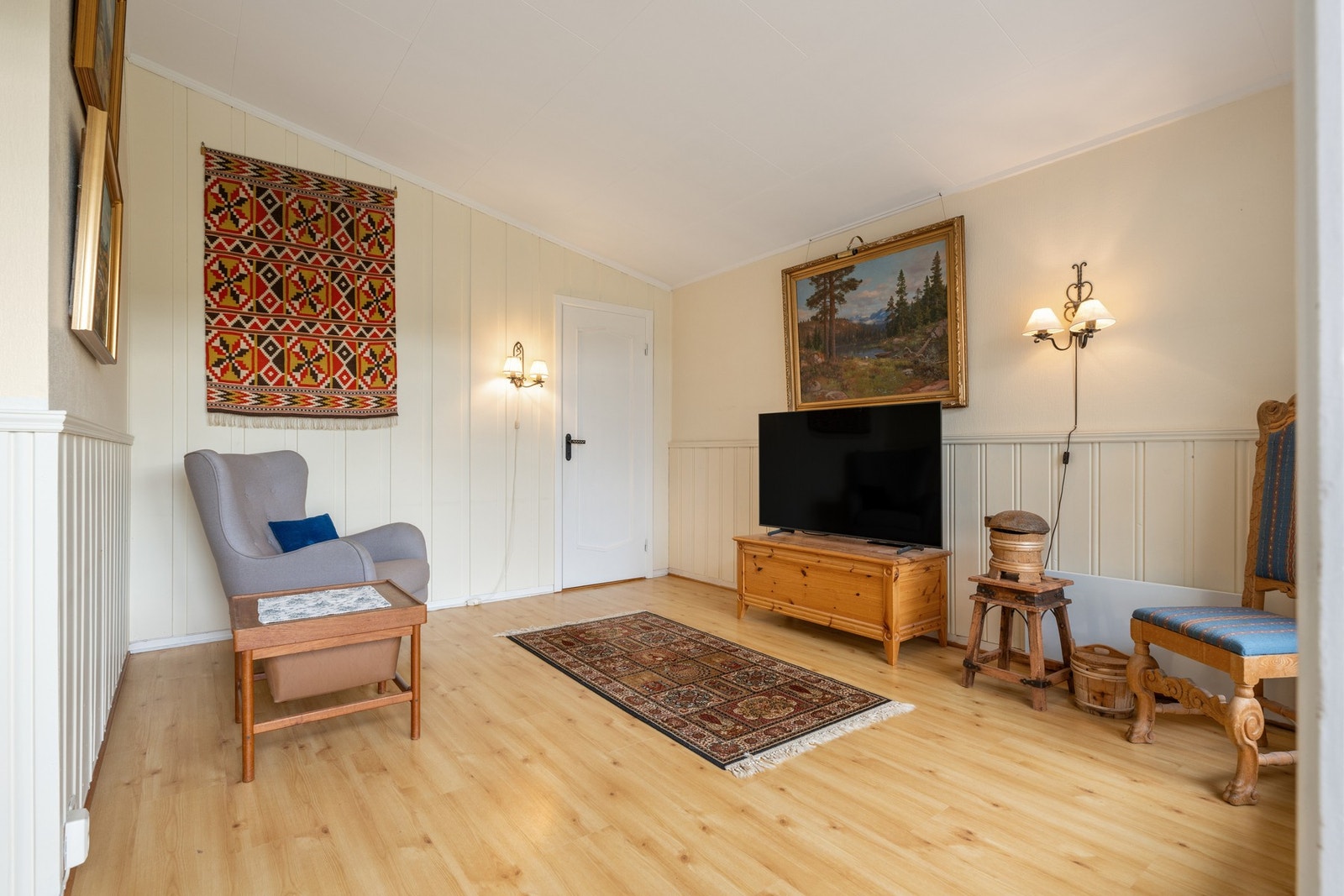 I sokkeletasjen er det en ekstra stue som egner seg godt som TV-stue, lekestue eller oppholdsrom. Galleribilde