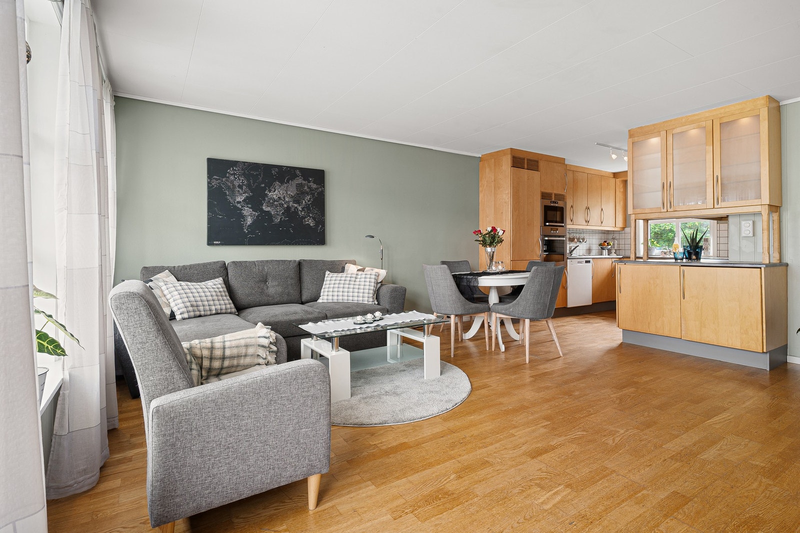 Det er flere gode møbleringsmuligheter på den romslige stuen. Galleribilde
