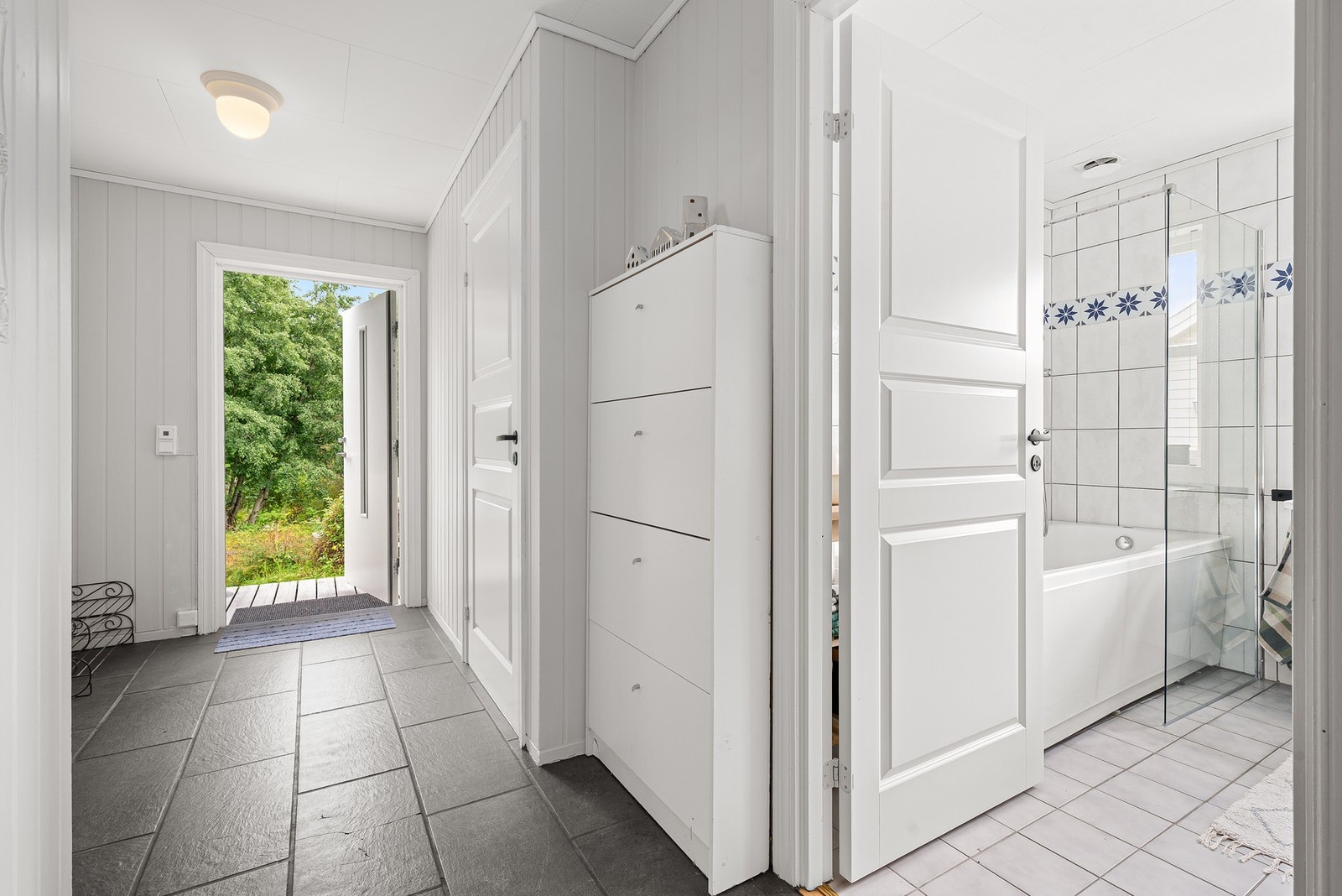 Flis på gulv i gangen. Galleribilde