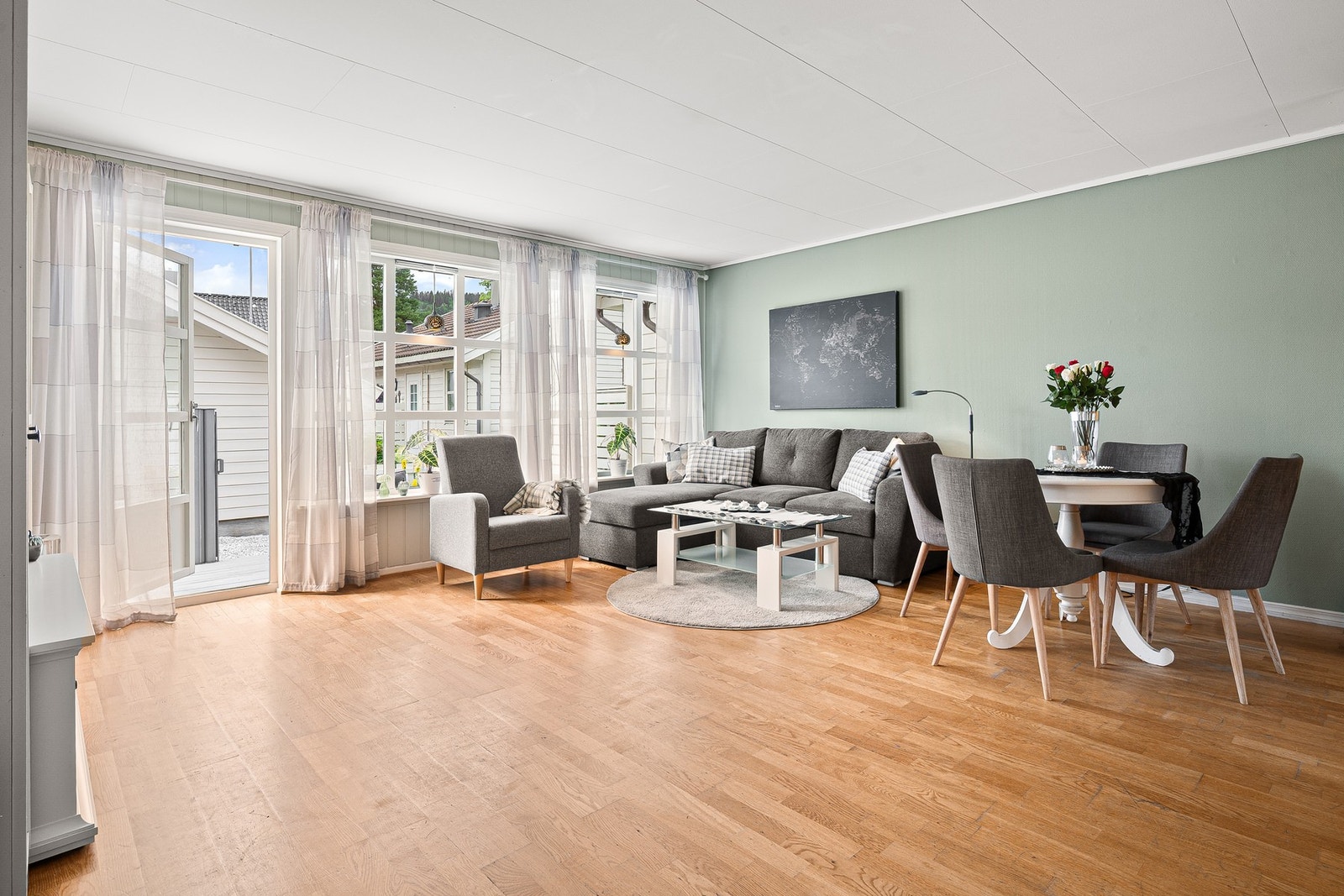 Boligen er oppført i 1993 og er på 70m² BRA - i. Galleribilde
