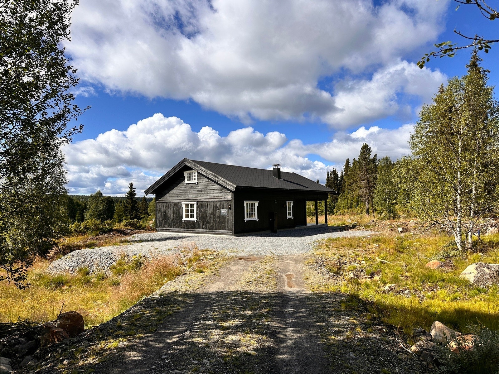 Denne fritidseiendommen er beliggende i Tisleidalen, på fjellet midt mellom Valdres og Hallingdal. Galleribilde