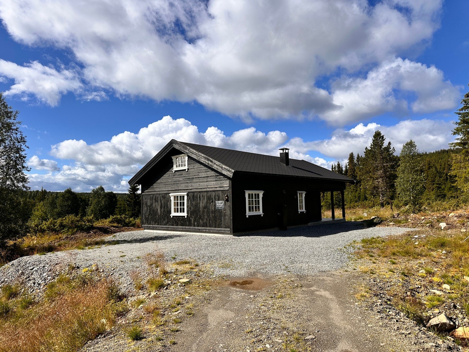 Hytta ligger åpent og fint til med utsikt over omgivelsene. Galleribilde