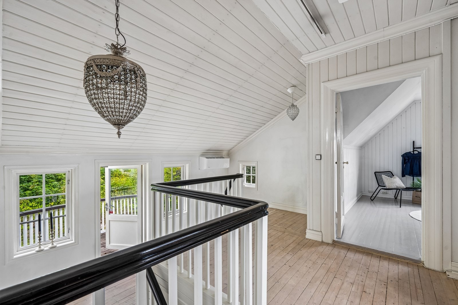 Hall med utgang ut til balkong. Galleribilde