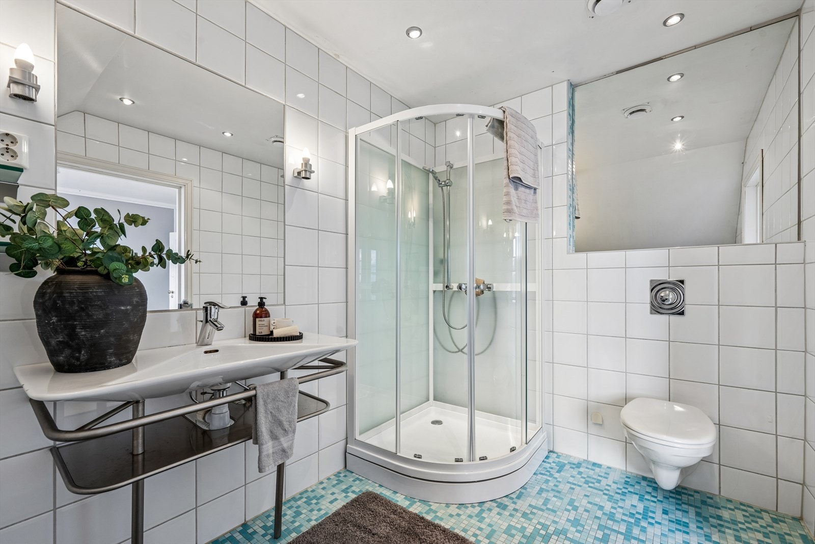 Badet i loftsetasjen ble oppgradert i 2003 og har fliser på gulv og vegger, gulvvarme og dusjkabinett. Galleribilde