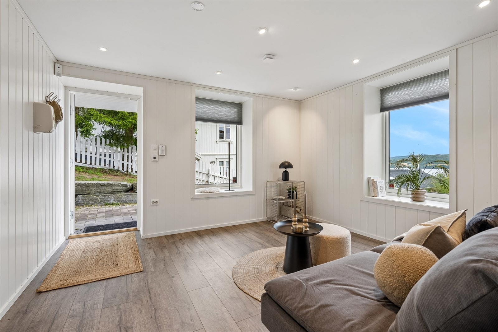 Hele leiligheten har vannbåren gulvvarme og balansert ventilasjon, etablert i 2017. Galleribilde