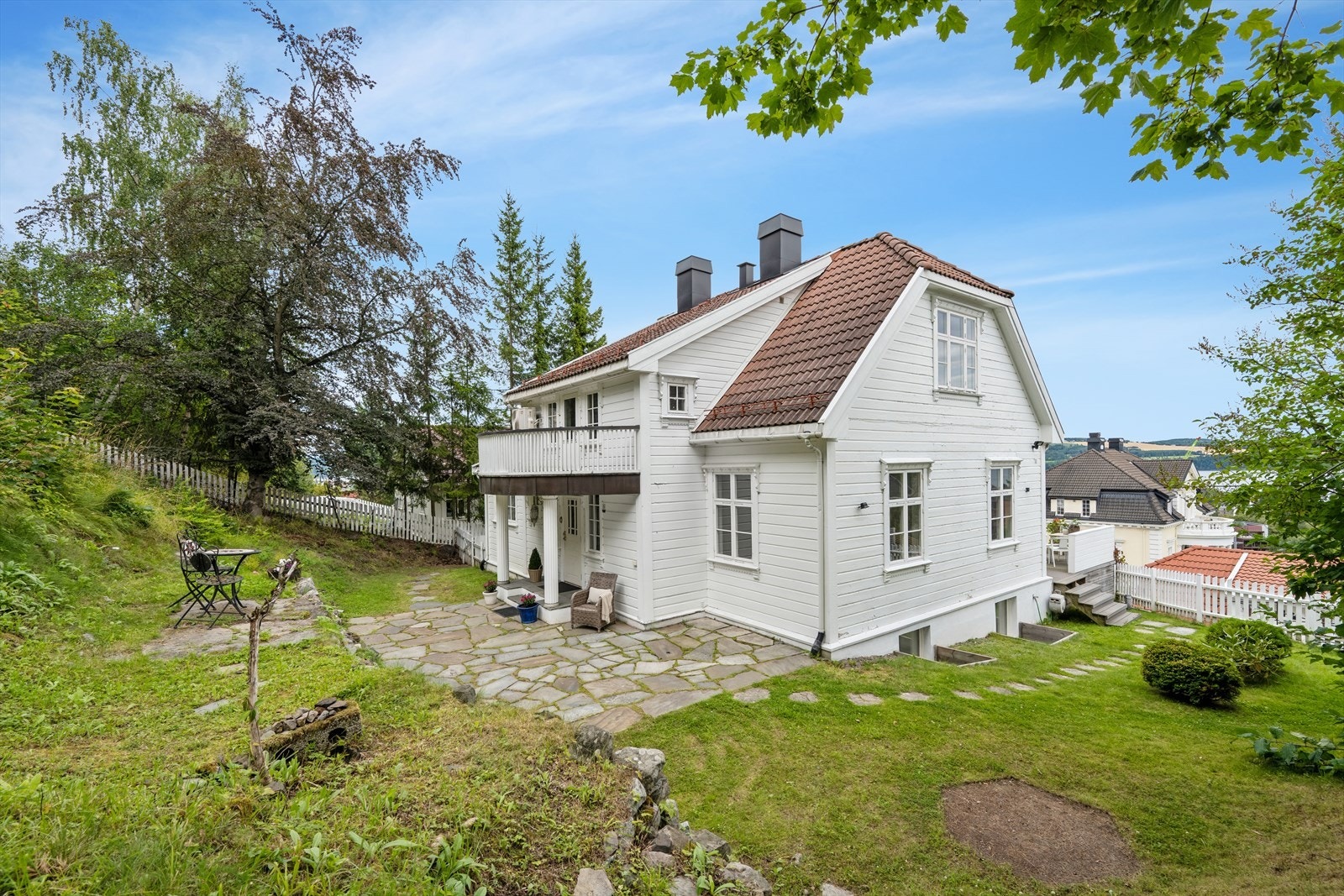 Enebolig fra 1921 med en separat, godkjent utleieleilighet i kjelleren som ble etablert i 2017. Eiendommen er vesentlig oppgradert, med blant annet ny drenering i 2016. Galleribilde