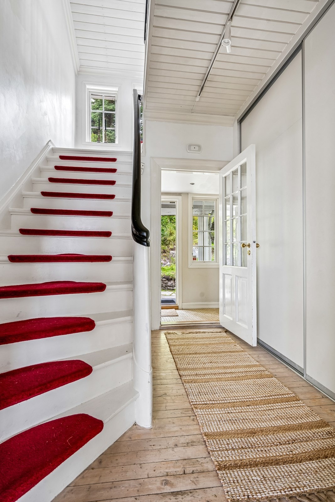 Den innvendige tretrappen binder etasjene sammen. Galleribilde