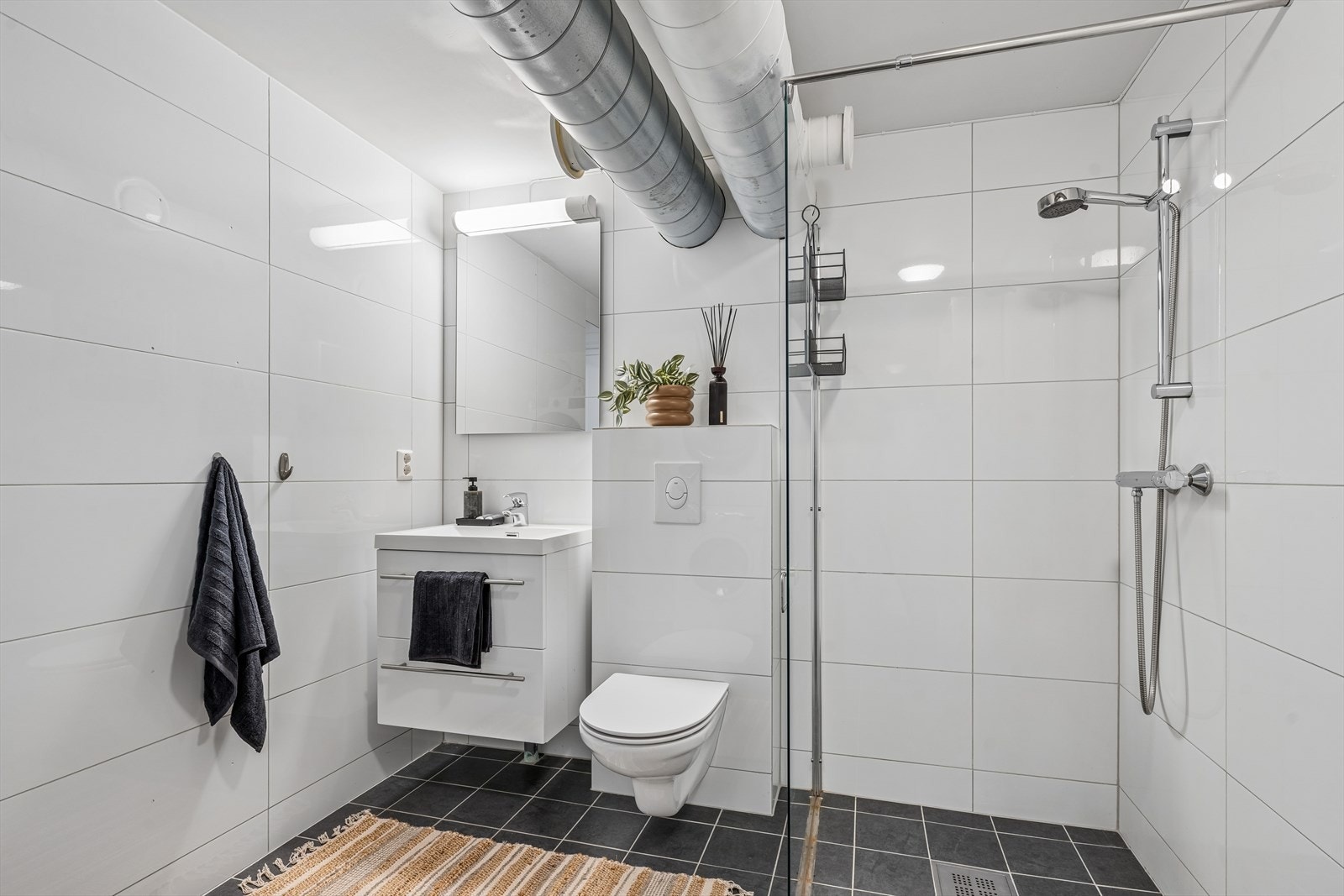 Badet i kjelleren fra 2017 har dusj, vegghengt toalett og opplegg for vaskemaskin. Varmtvannsbereder på 300 liter. Galleribilde