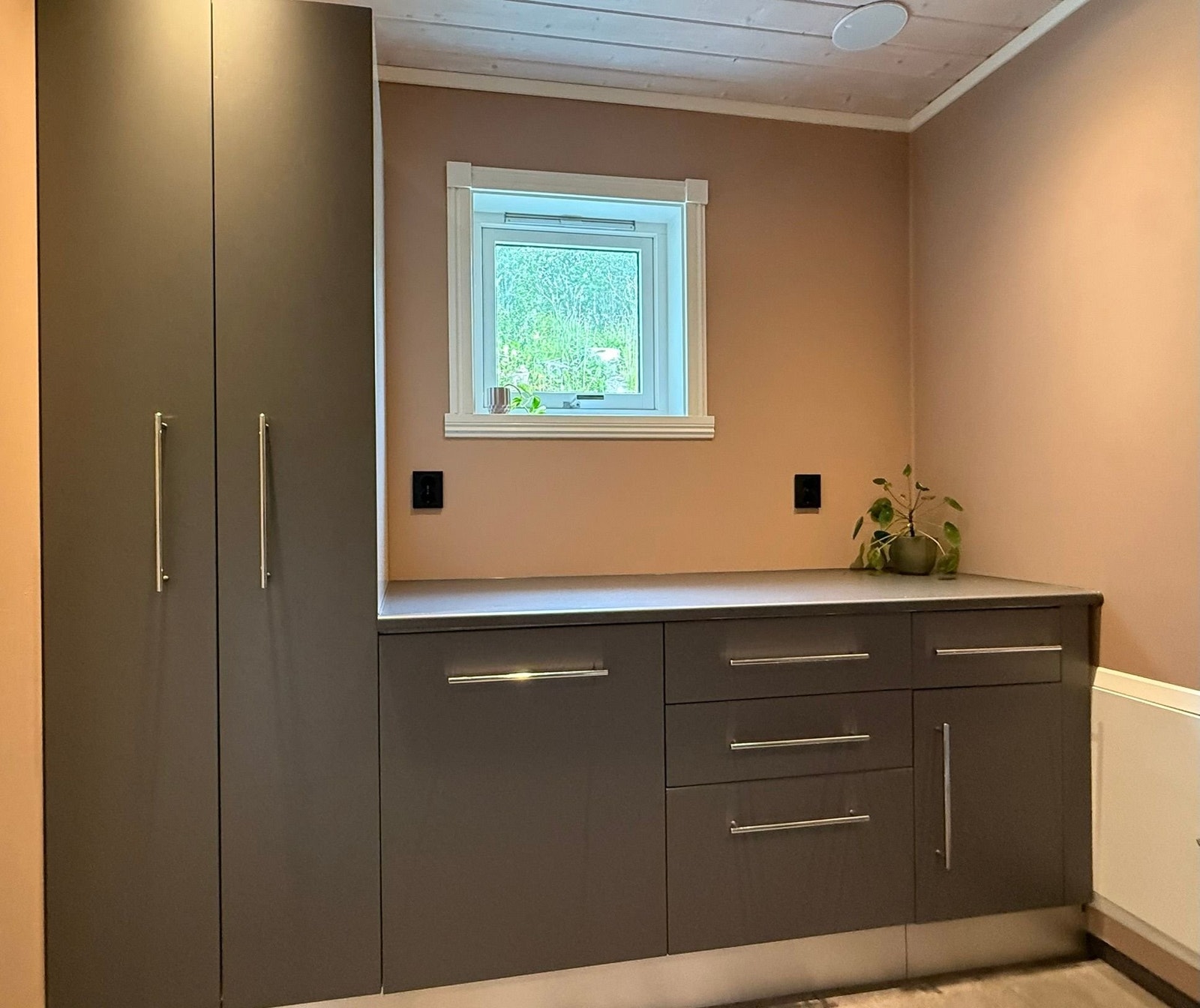 Vaskerom med moderne fullintegrert innredning Galleribilde