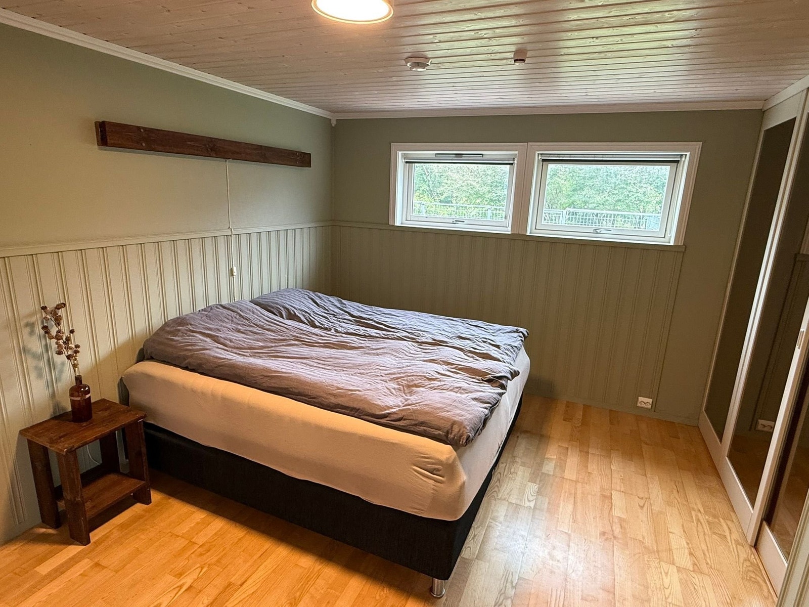 Master- soverom med walk-in garderobe og eget bad. Galleribilde