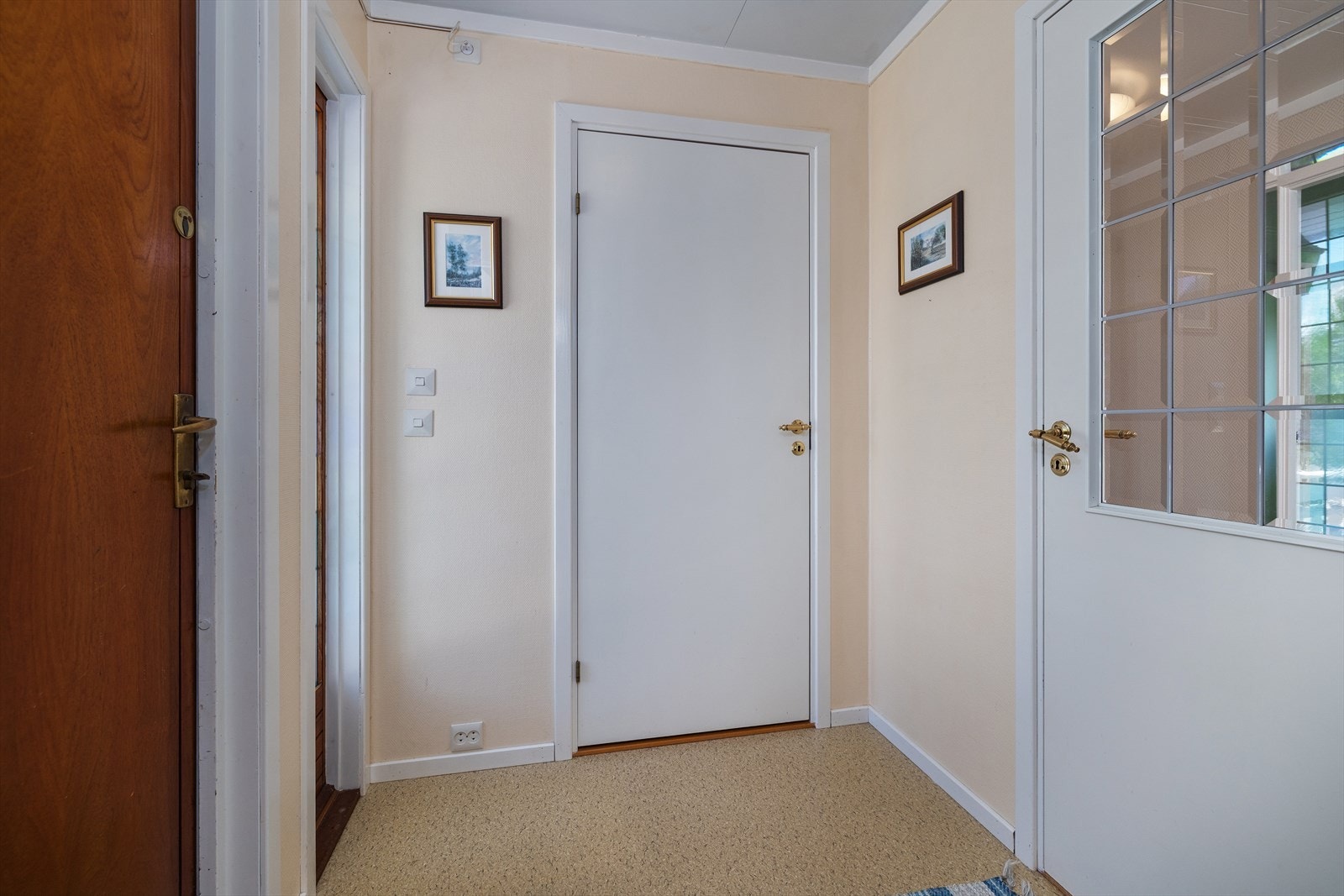 Inntrukket og overbygget inngangsparti. Galleribilde