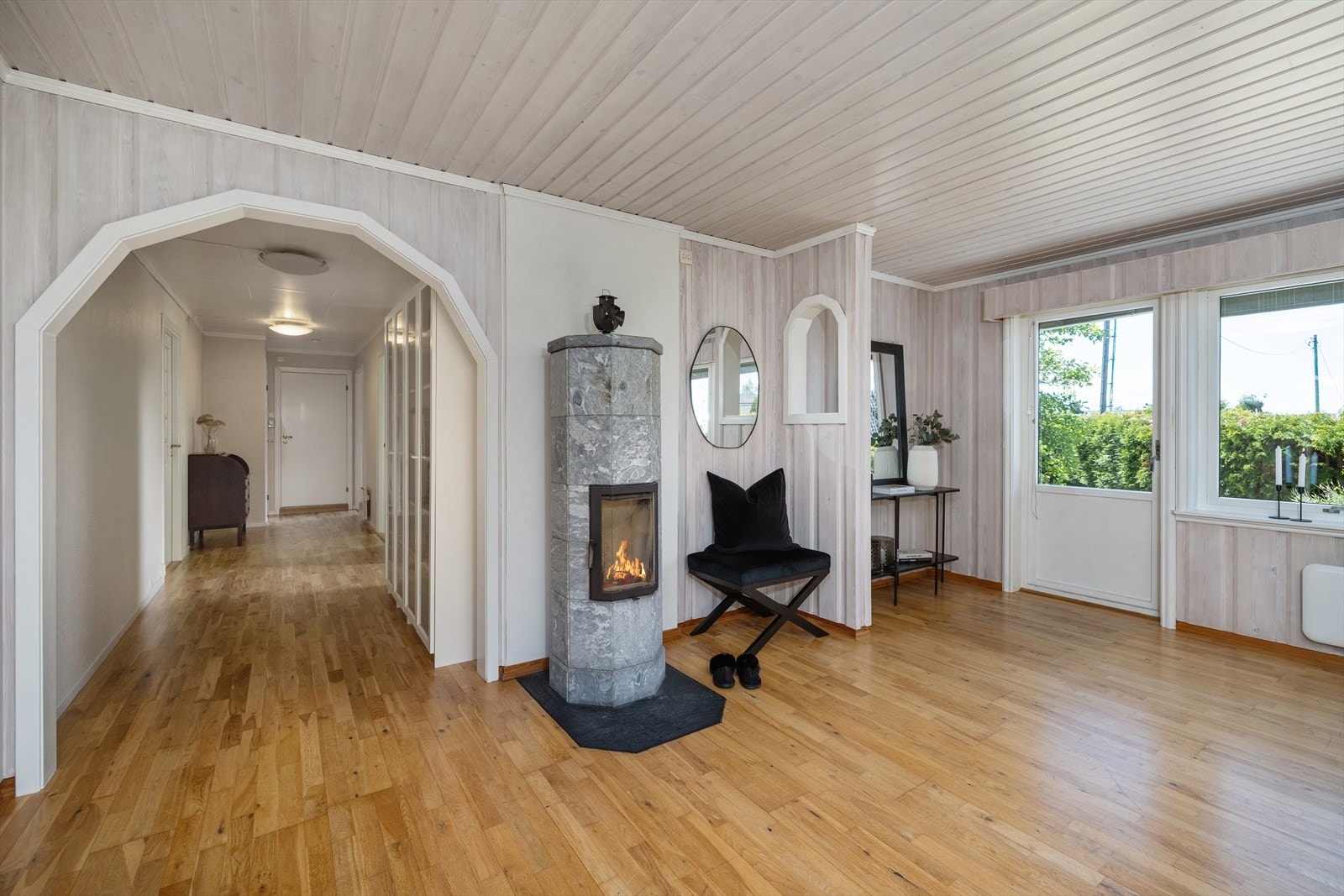 Fra stuen er det en åpen passasje til gangen og soveromsavdelingen. Galleribilde