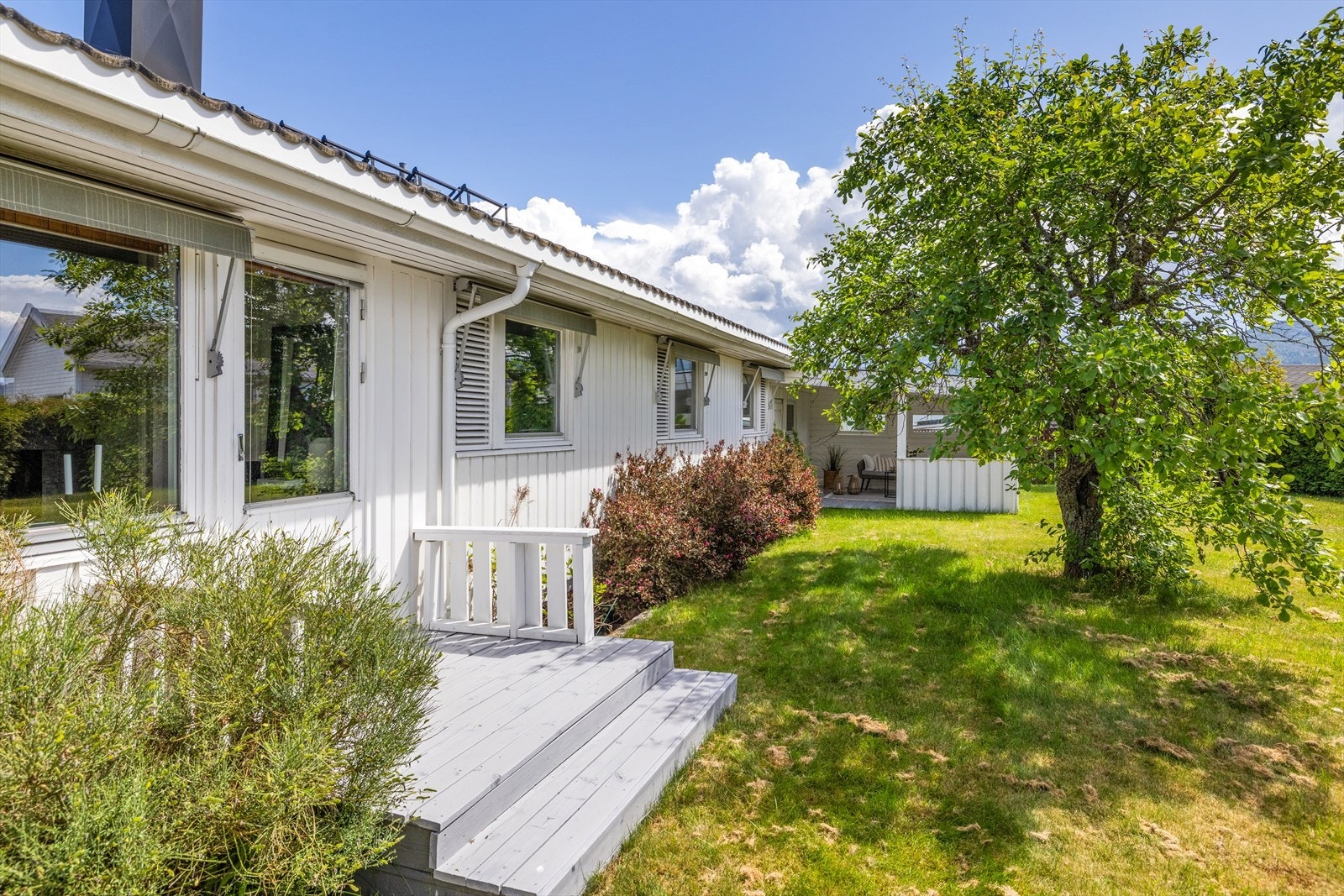 Fra stuen er det enkel adkomst til hagen og uteområdene. Galleribilde