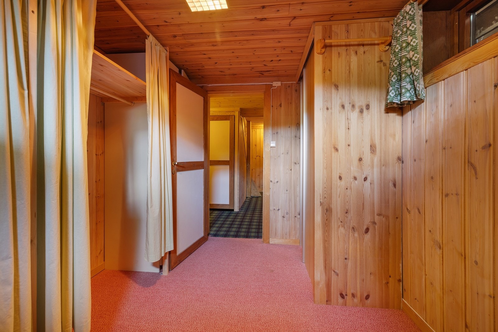 Rommene i kjelleren har en takhøyde på 2,11 meter. Galleribilde