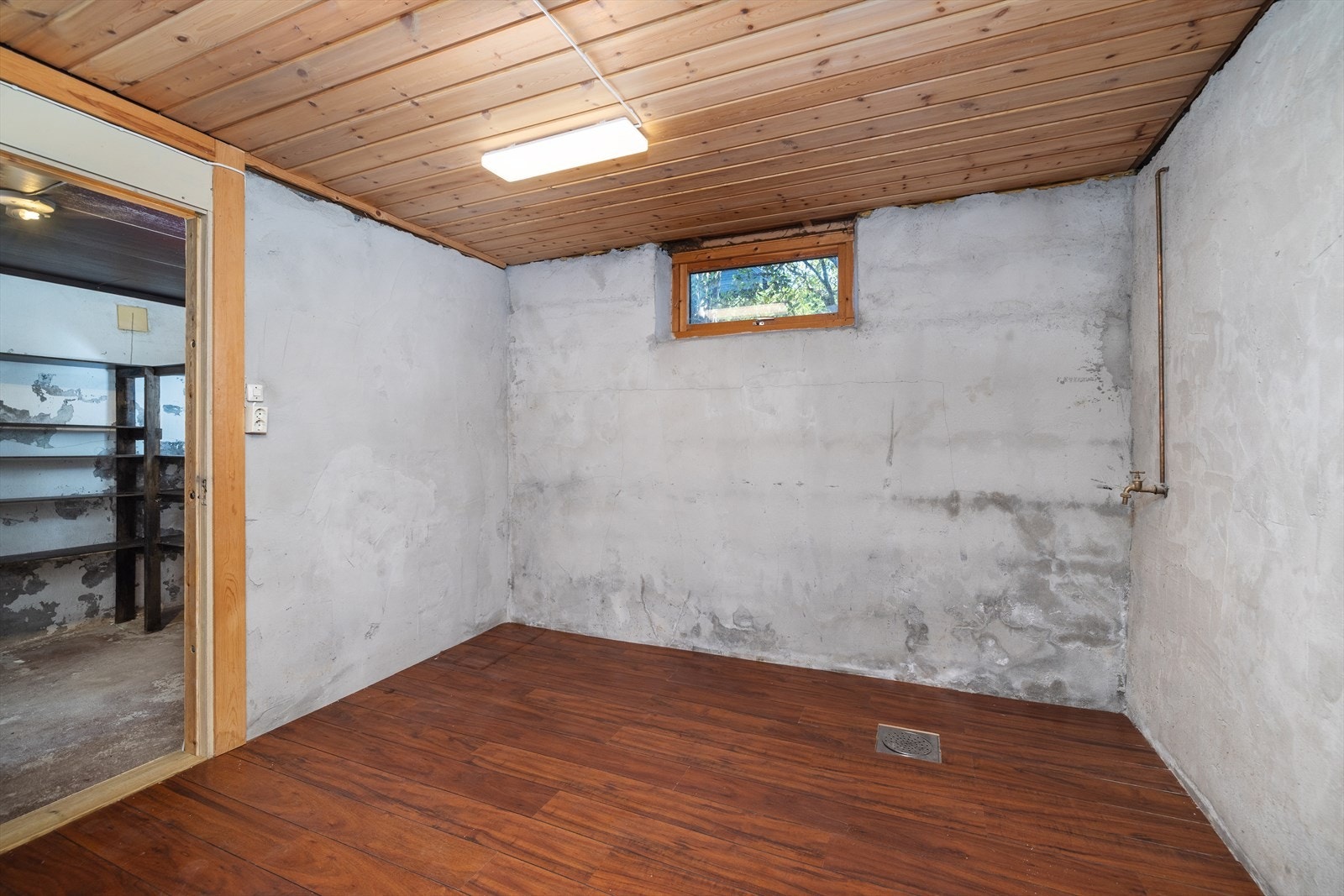 Kjelleren har støpt gulv på grunn og en takhøyde på 2,11 meter. Galleribilde