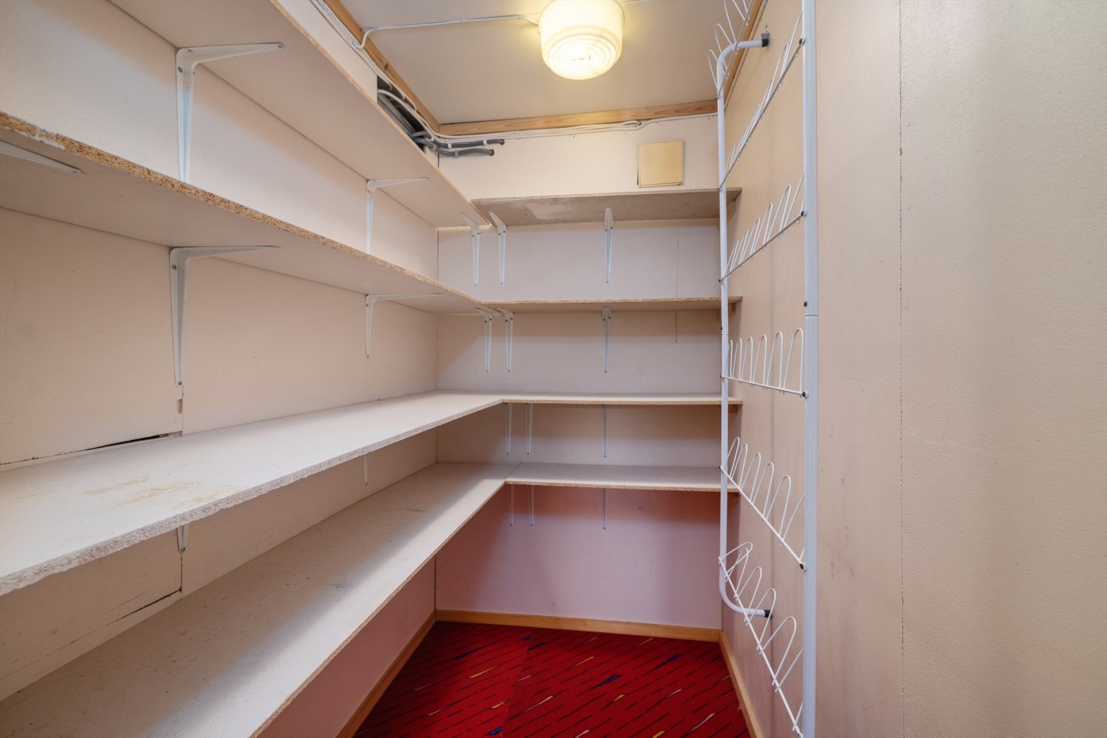 En av bodene i kjelleren har egen utgang til terreng. Galleribilde
