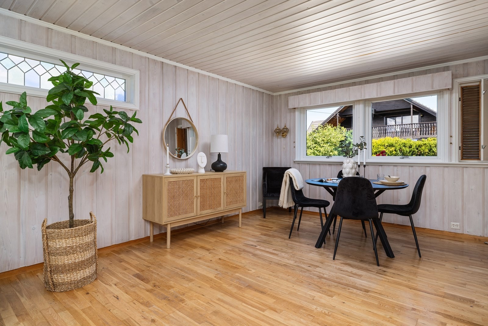 I stuen er det god plass til en egen spisedel for større selskap. Galleribilde