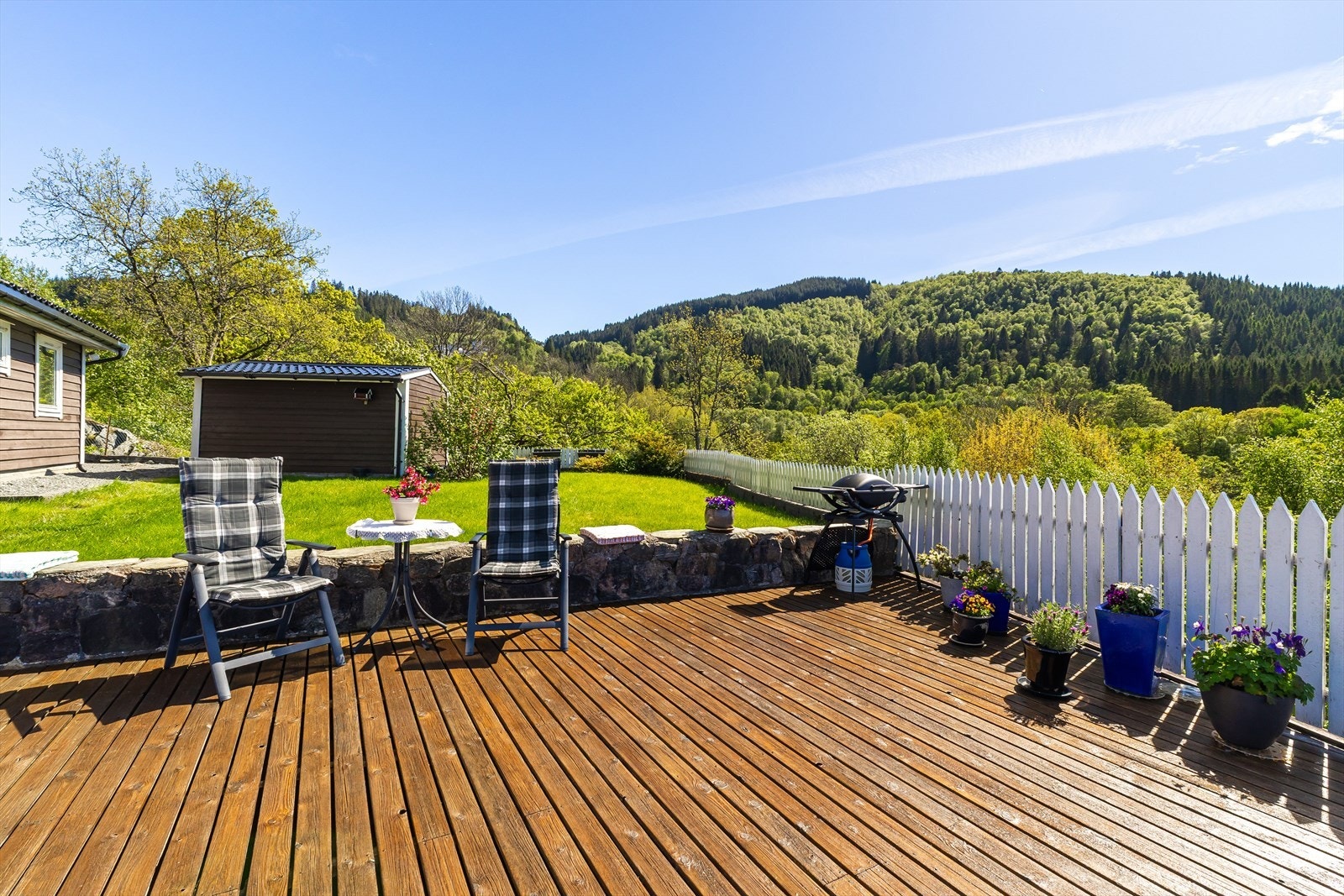 Trår vi utenfor er det omgivelser de fleste barnefamilier drømmer om. Solrik terrasse, hage og nydelig utsikt! Galleribilde