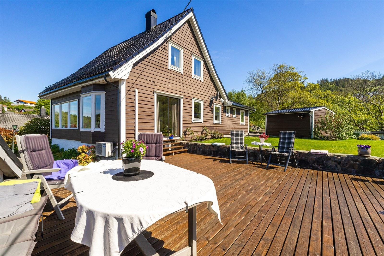 Eiendommen ligger nydelig til i Hordvik med flotte uteareal og lettstelt hage. Galleribilde