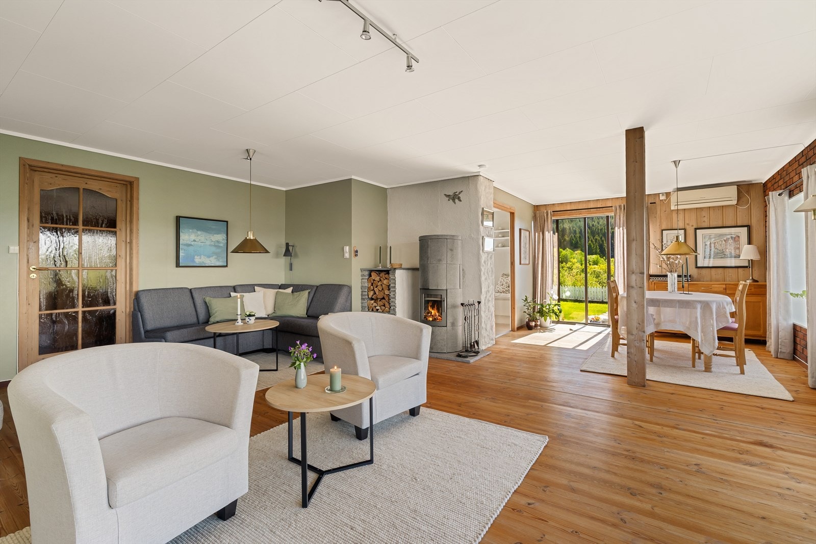 Stuen har en romslig utforming med store vindusflater som slipper inn rikelig med naturlig lys. Galleribilde