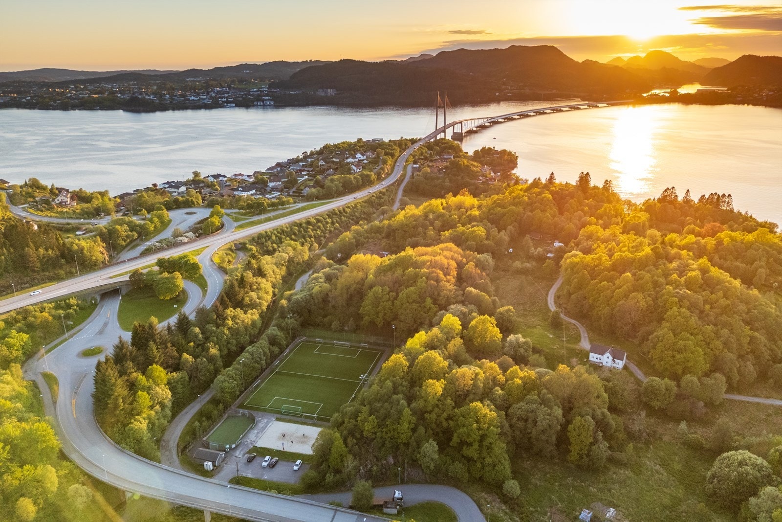 Eiendommen har en barnevennlig og flott beliggenhet i Tellevik i et etablert boligfelt. Galleribilde