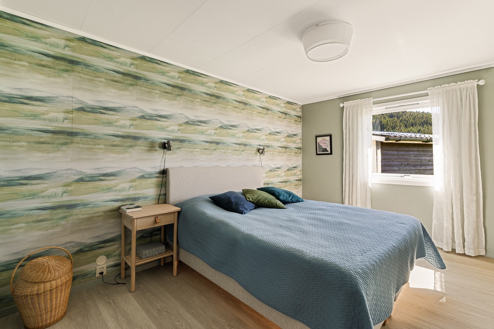 Romslig og flott hovedsoverom med stor skyvedørsgarderobe. Galleribilde