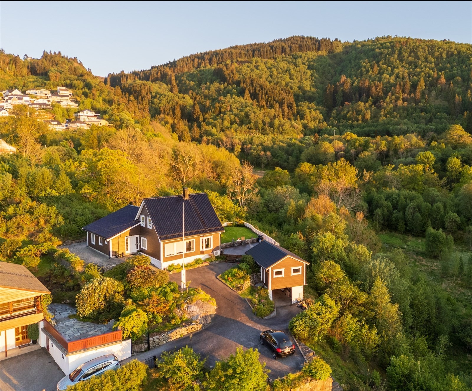Alt i alt er dette en flott familiebolig med stort potensiale, beliggende i et svært naturskjønn og familievennlig område. Galleribilde
