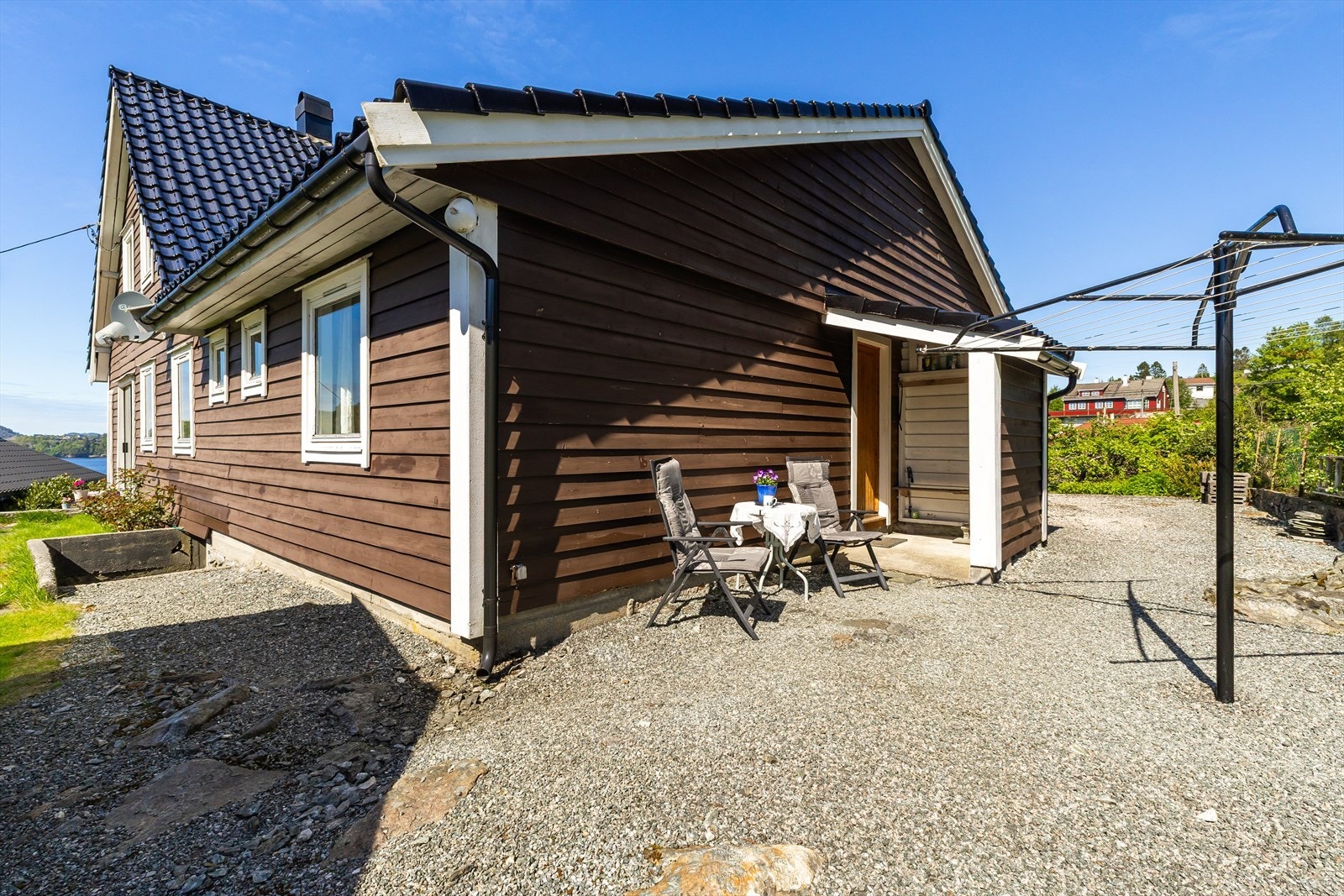 Praktisk med egen ytterdør og entre på baksiden av huset. Galleribilde
