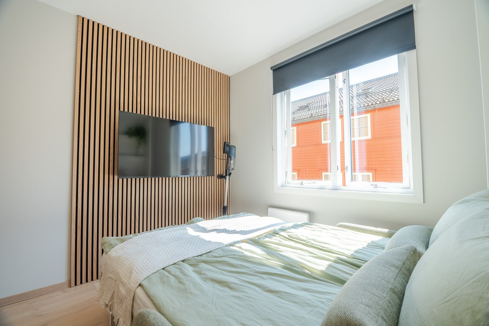 Stuen kan innredes med sofa, TV og har vegghengt seng som gir deg maks utnyttelse av rommet Galleribilde