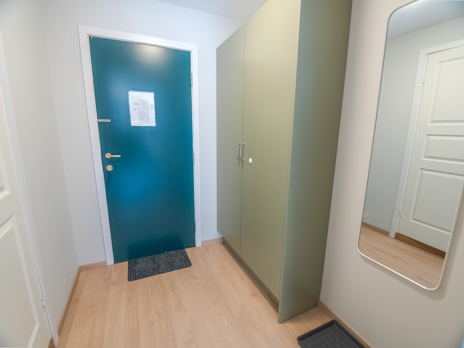 Innbydende inngangsparti med garderobeskap for oppbevaring Galleribilde