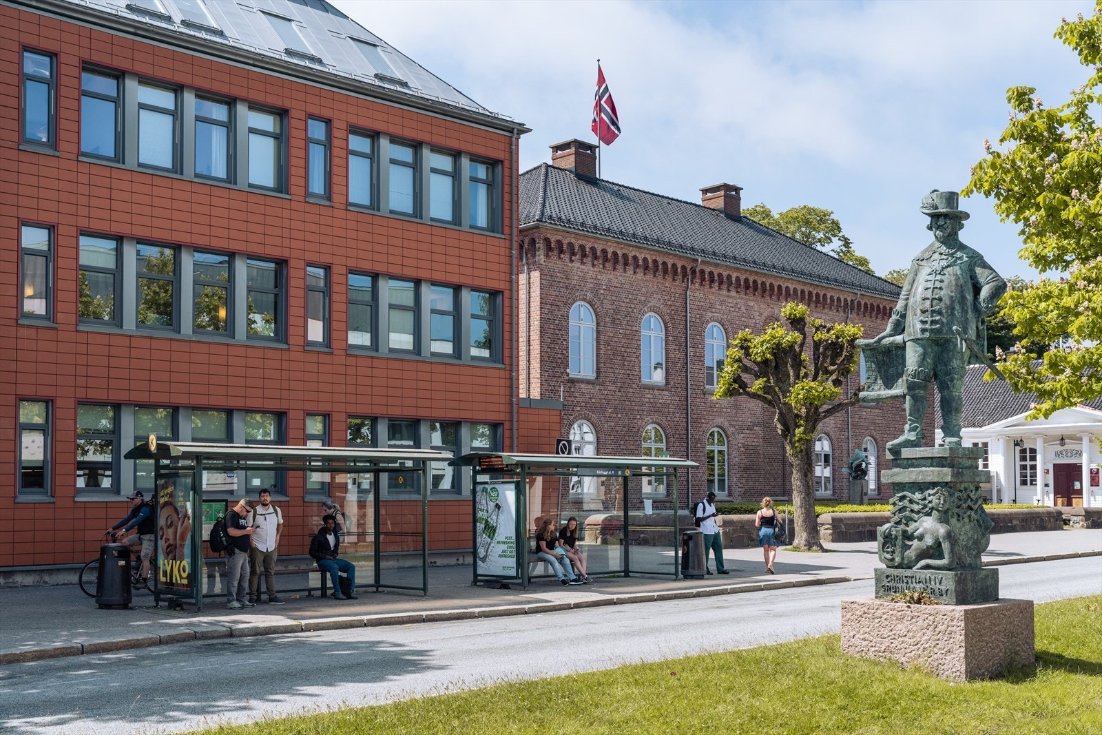 Det meste du trenger av bussforbindelse finner du et lite minutt unna inngangsdøren Galleribilde