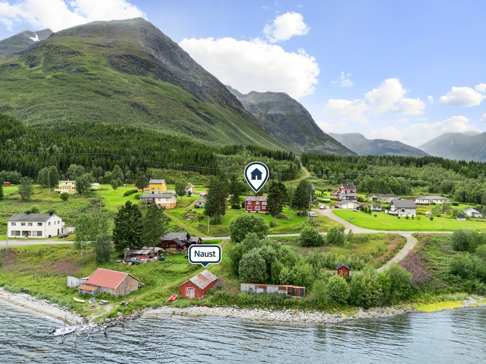 Kort vei fra hovedhus til naust, hvor du kan nyte fine dager i fjæra eller i båten.