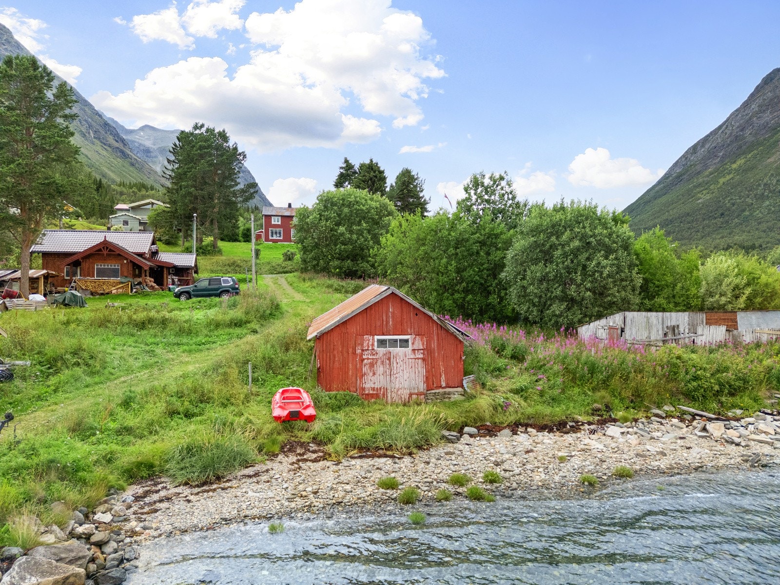 Det medfølger naust på eiendommen.