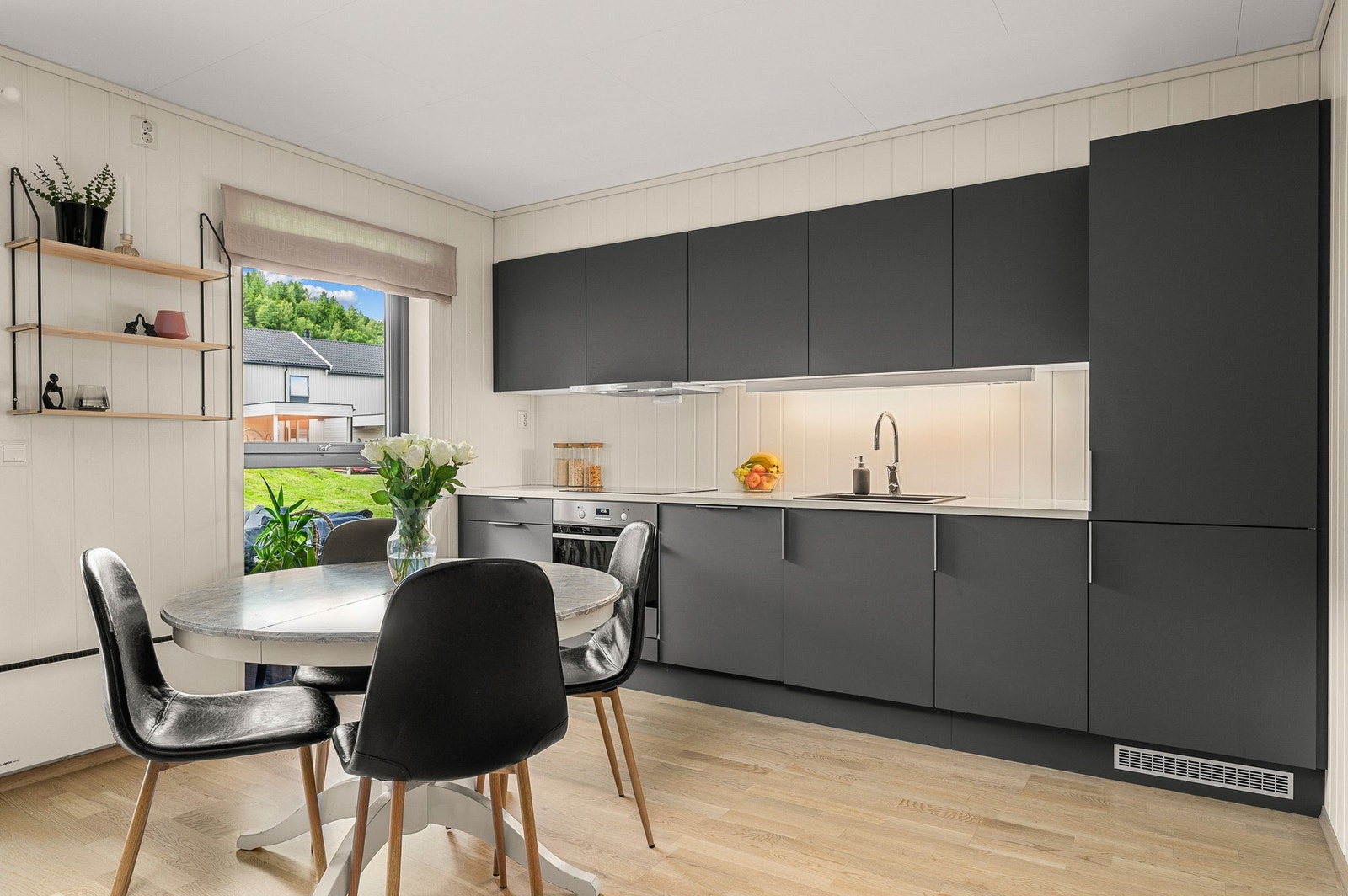 Stilrent kjøkken fra Sigdal med integrerte hvitevarer fra Electrolux. Galleribilde