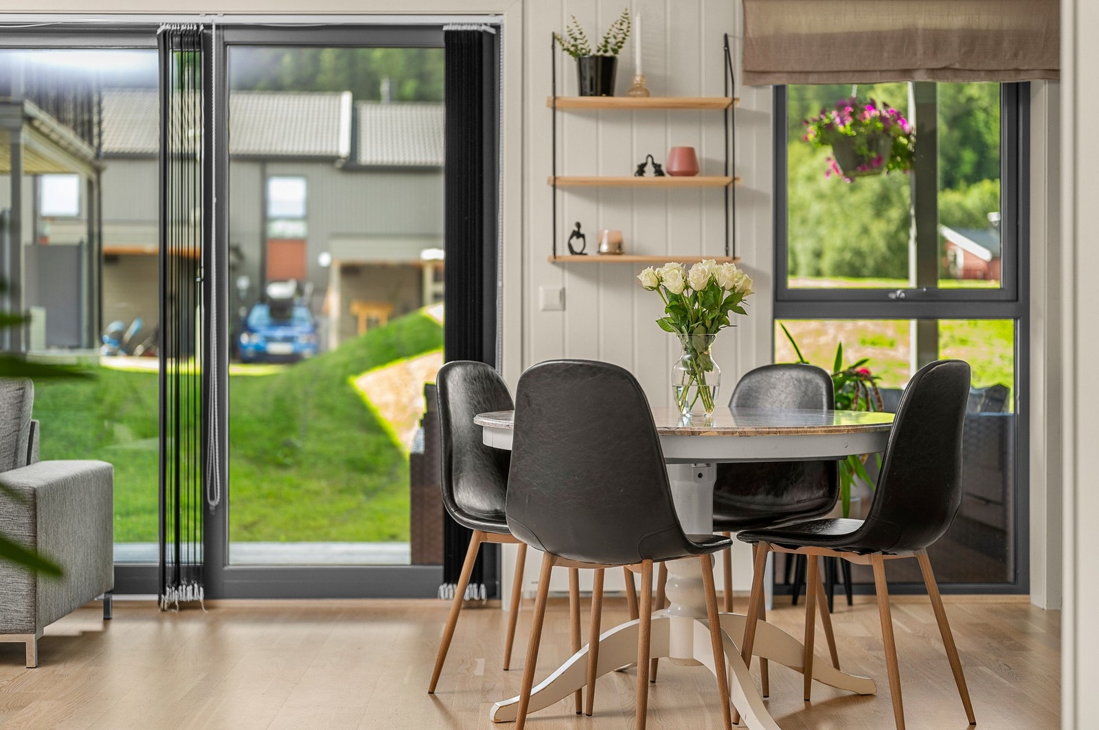 Fra stuen har du direkte utgang til en flott markterrasse. Galleribilde