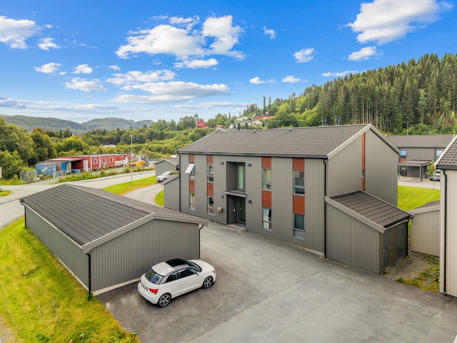 Carportene ligger praktisk til like ved inngangspartiet til leiligheten. Galleribilde