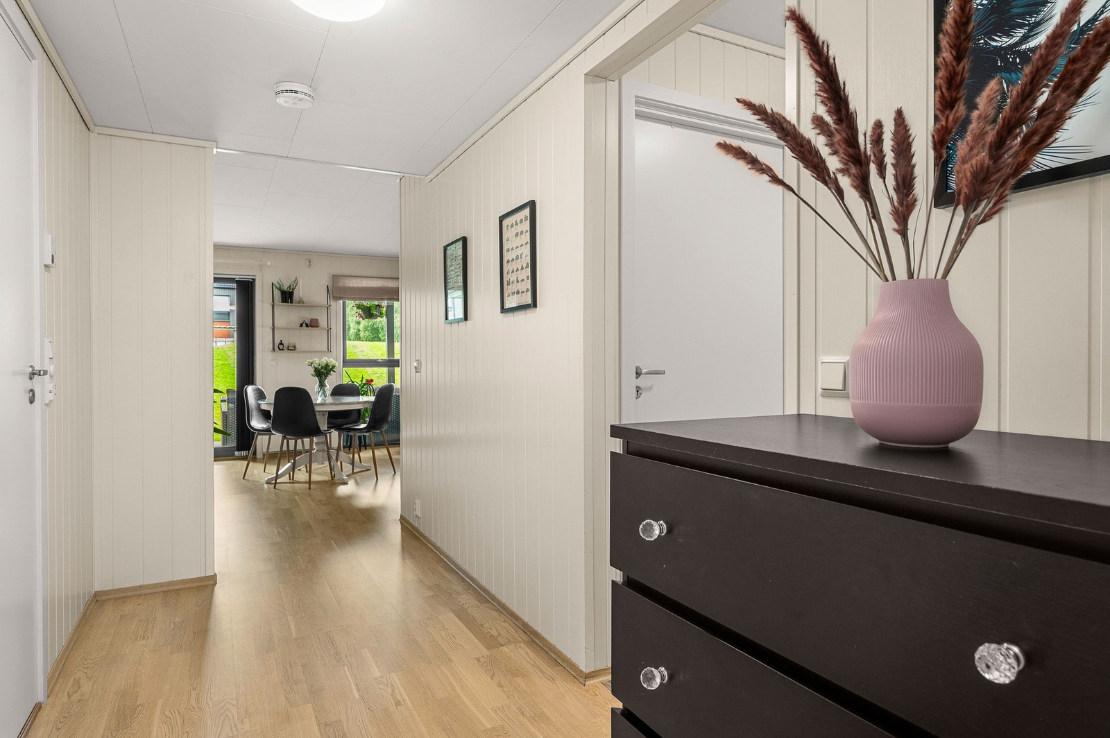 Entrè med god plass til kommode eller skap, i direkte tilknytning til gangen. Galleribilde